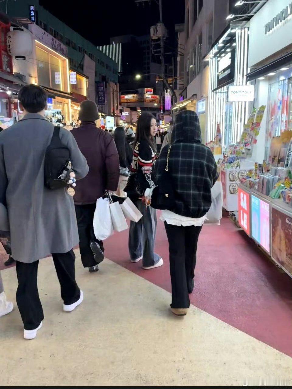 白鹿曾舜晞梁永棋陈鹤一韩国逛街偶遇白鹿曾舜晞梁永棋陈鹤一一起在韩国逛街 临江仙小