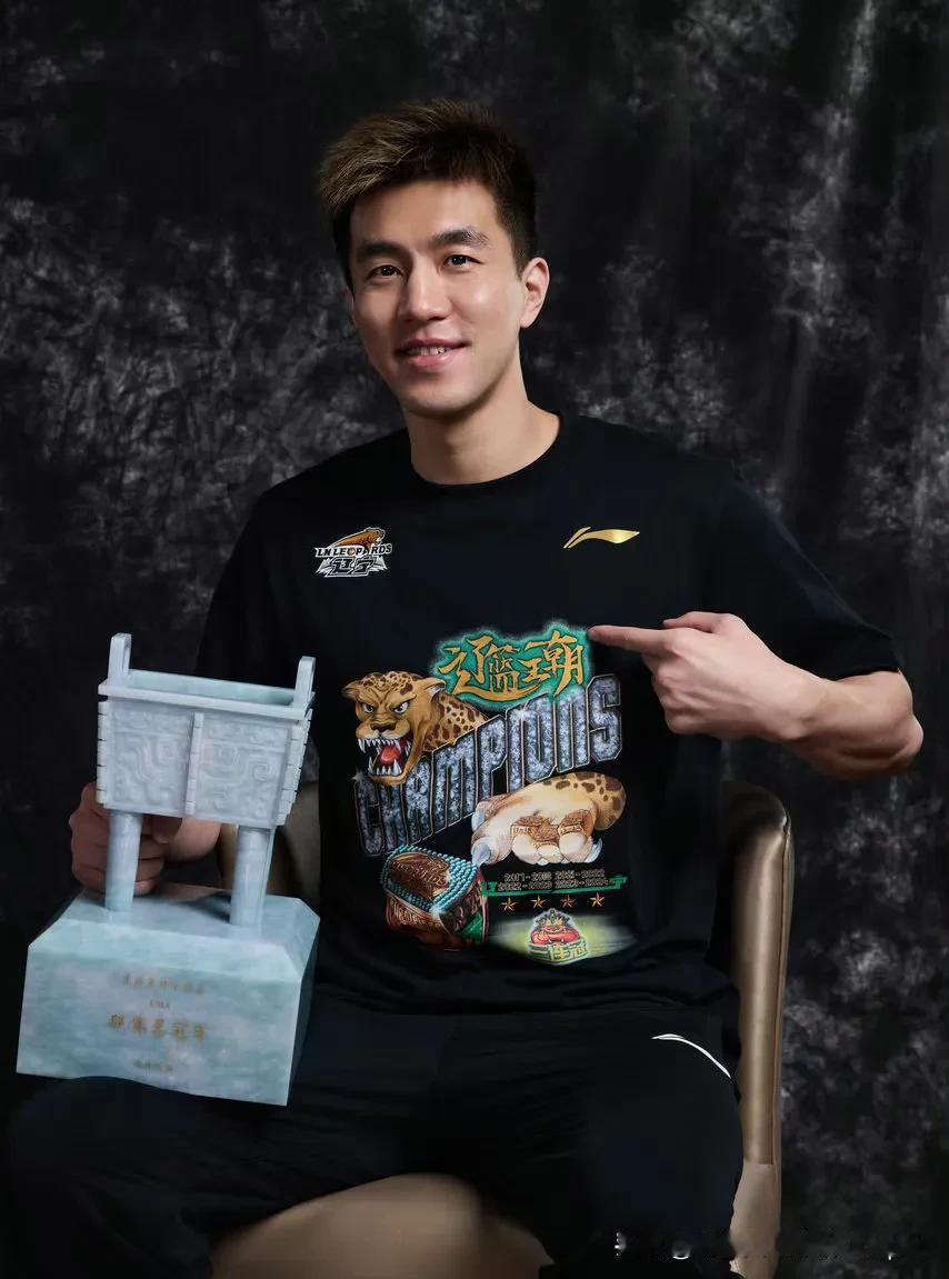 辽宁冠军写真新鲜出炉，郭艾伦这次拍上了，福格大赢家，右手FMVP奖杯，左手冠军鼎