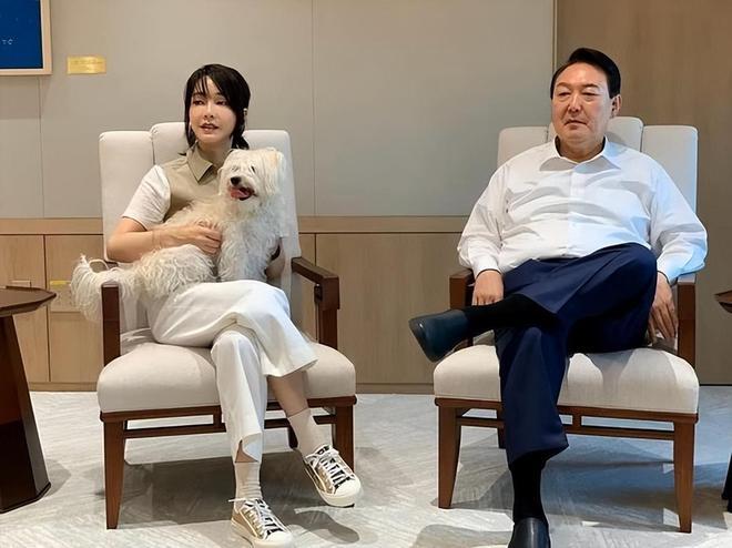 韩国总统尹锡悦被捕后，他的夫人金建希却被拍到照常遛狗。毕竟生活总要继续，老公被抓
