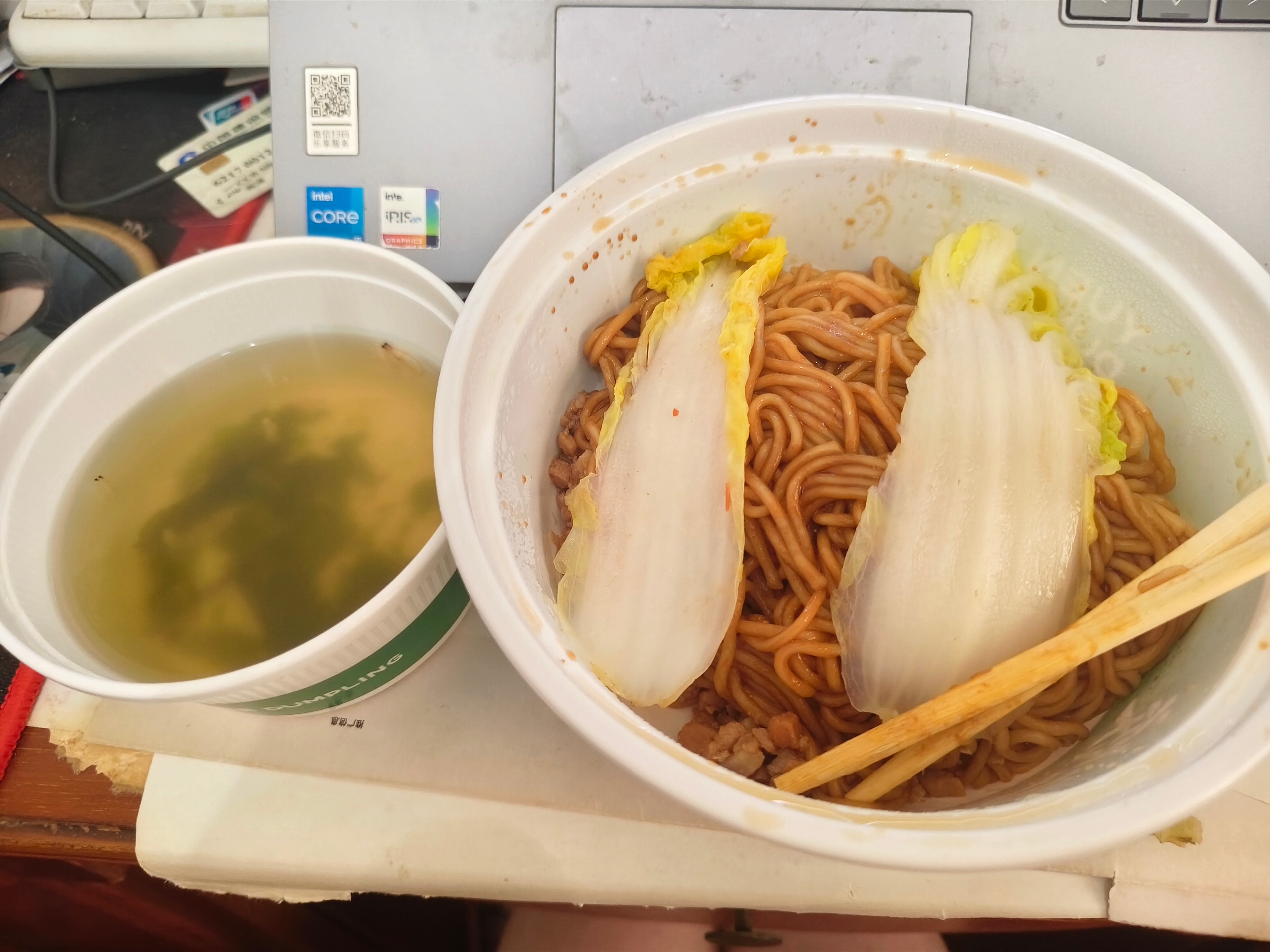 袁记云饺的肉沫拌面，送的紫菜蛋汤（找不到蛋在哪里？），还点了个绿豆刨冰冰沙，这个
