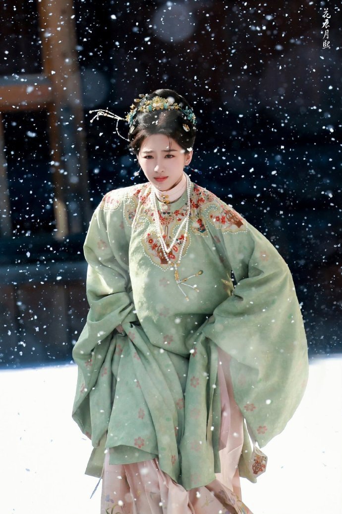 谁懂邓恩熙雪中这段戏的冲击感邓恩熙雪中戏，花开锦绣中最动人的篇章。那漫天飞雪下的