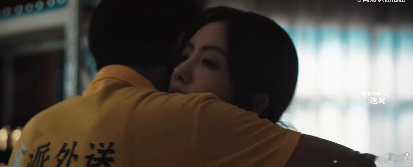 他逃她追他让这俩插翅难飞 丁来还想着带李晓雅一起逃跑，甚至拍照提防她离开，结果下