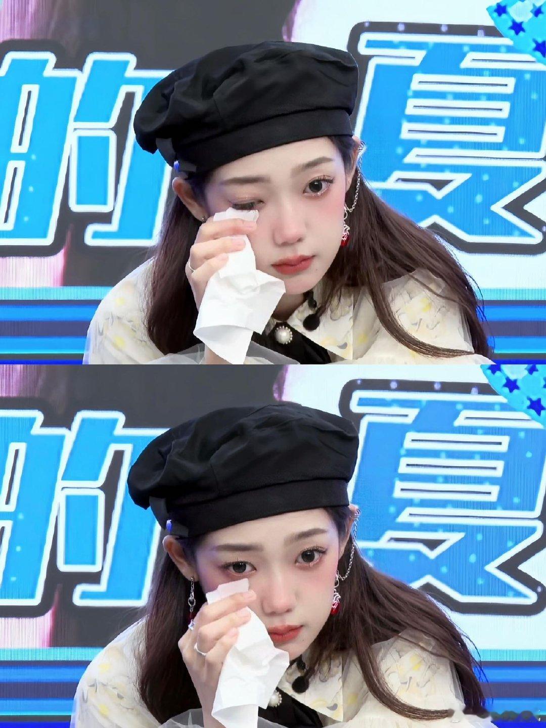 希林娜依高人鱼歌姬具象化了海面的颗粒与深海的希林遥遥相望，一首《寻鲸记》搭建起连