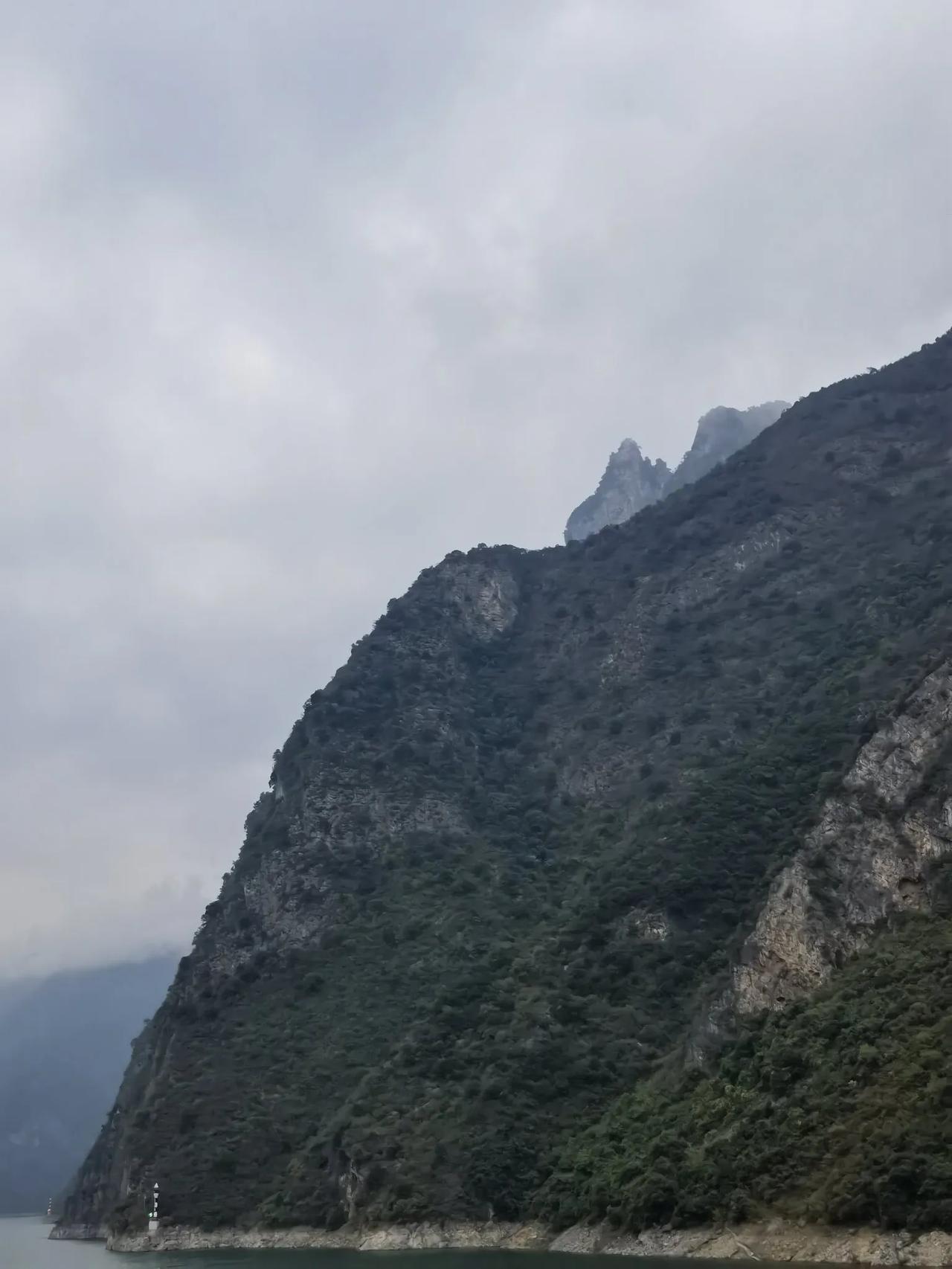 上联：昨夜清风梳绿柳，如何对下联今朝少年站桂枝