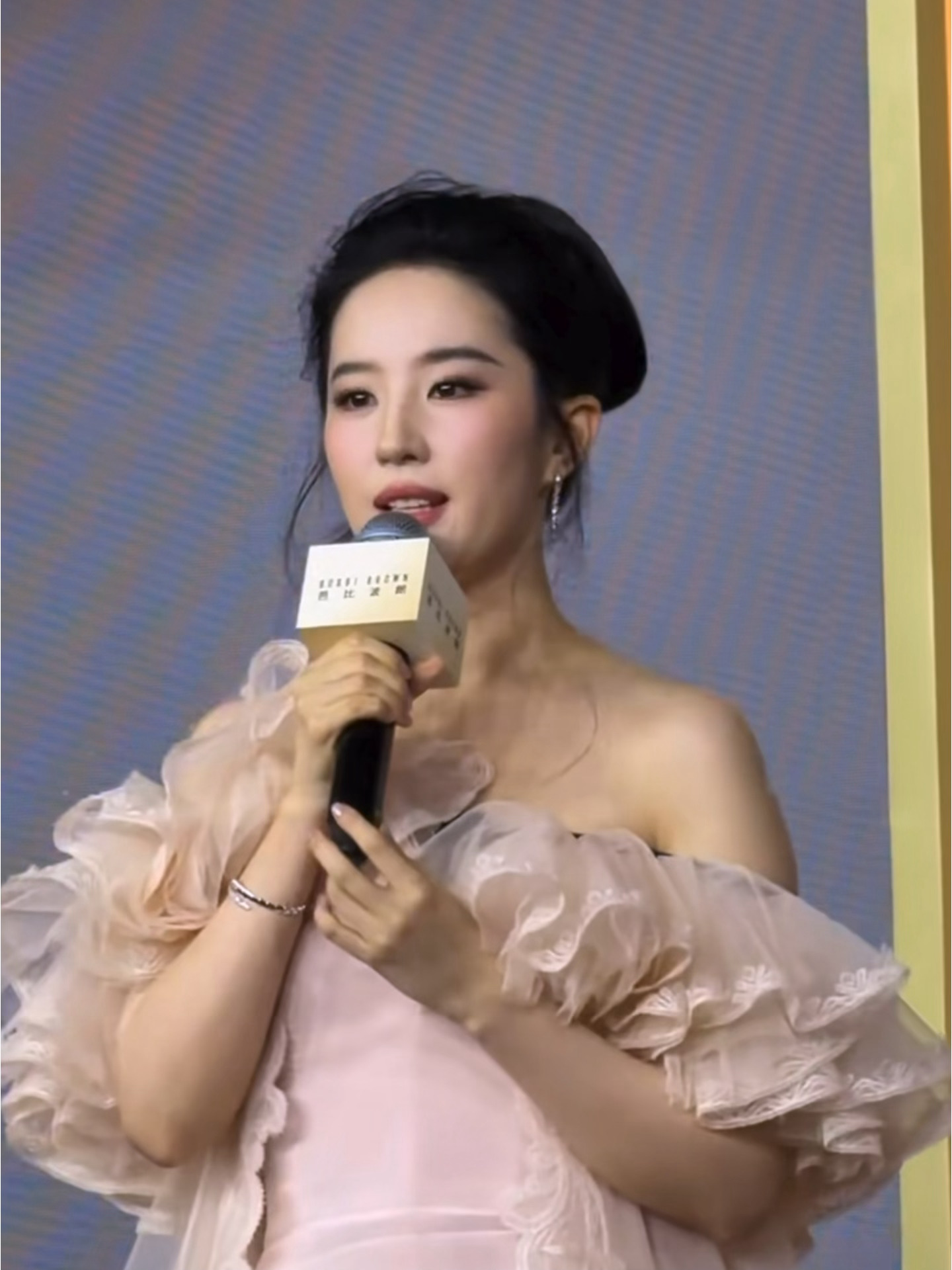 此女展示天资中…其实发型和裙子都挺拖后腿的…好在仙的脸状态太顶了，大美女氛围很足