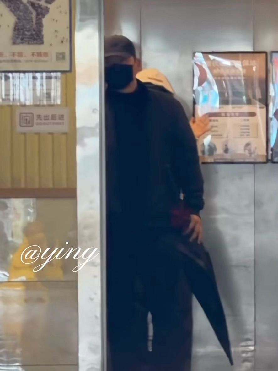 进了电梯依然还在打招呼的宝宝