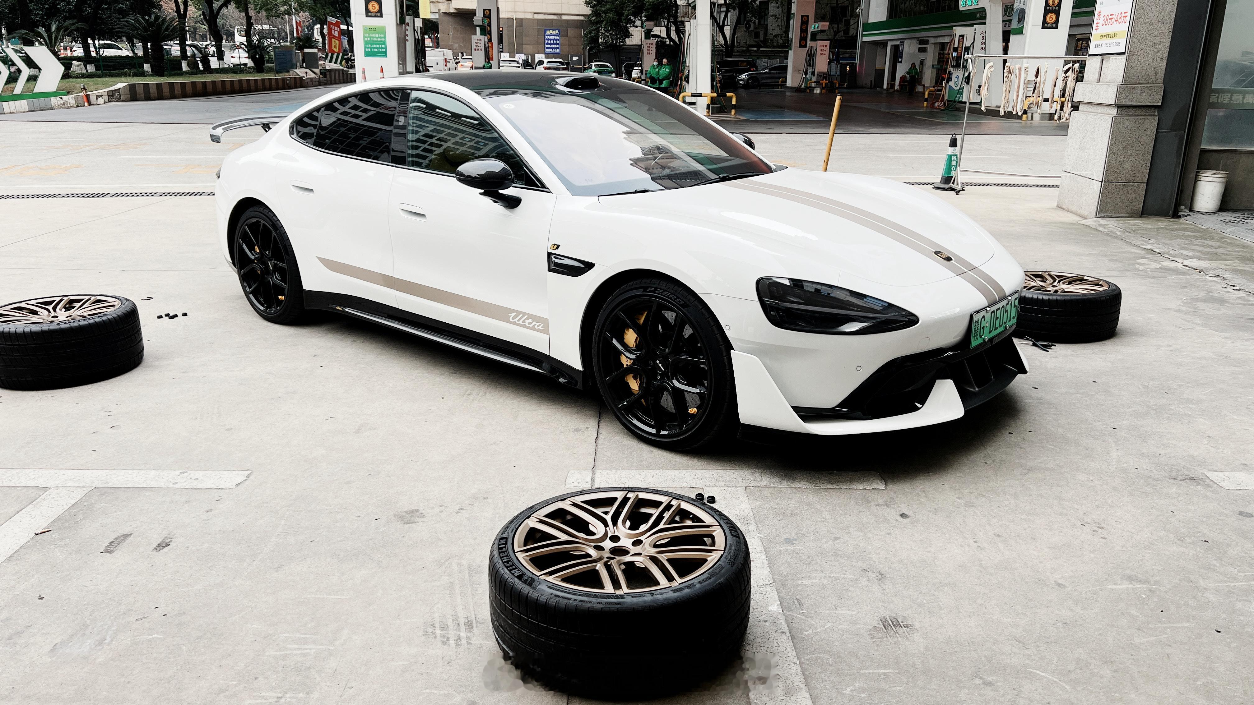 换鞋，来套米其林PS4S干湿通吃，开Ultra跑浙赛去小米su7ultra