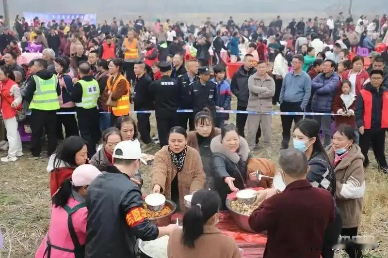 此事并非孤例，多地“杀猪宴”因流量涌入衍生安全、环保等问题。要避免类似冲突，需明