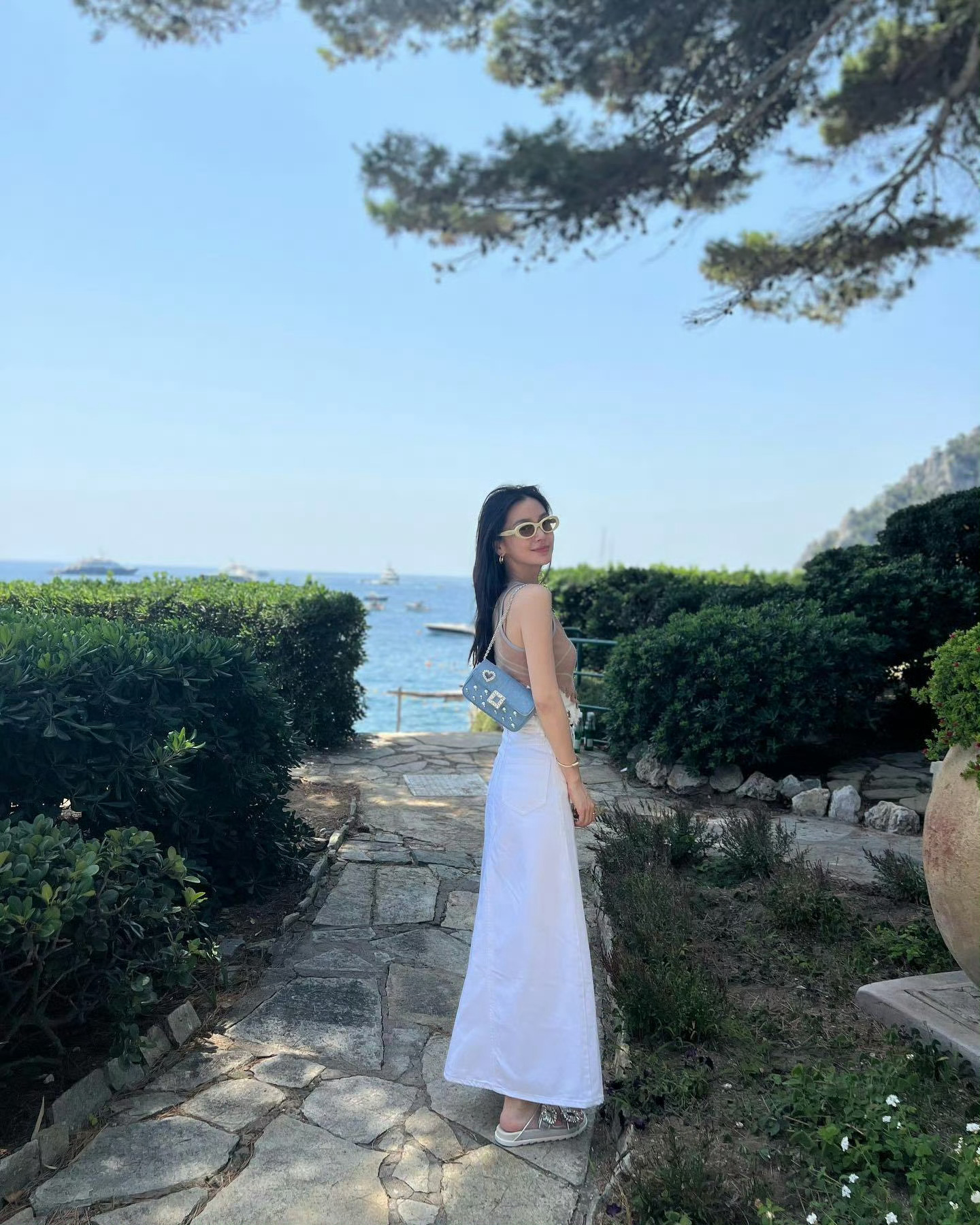 angelababyangelababy “别人讨论你的红毯造型，我却记得你在公