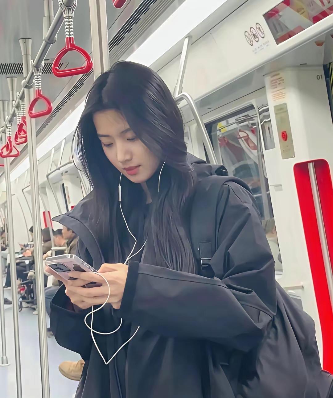 素颜女神卢昱晓，用的是什么牌子手机