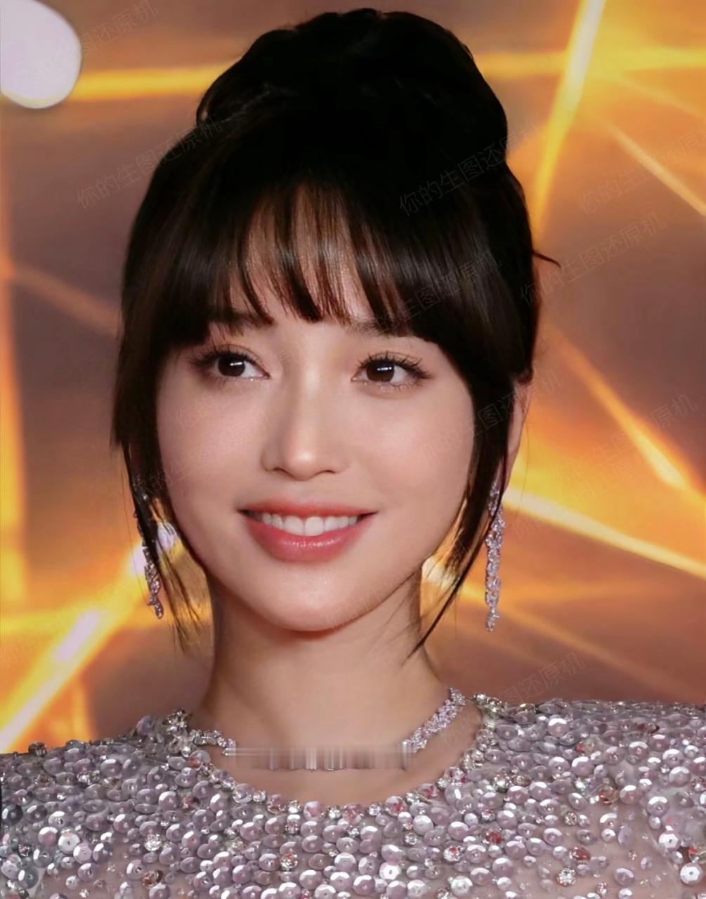 现成歌后金沙正在用42场商演抽中所有赔本开演唱会歌手的脸，这才是闷声发大财的顶级