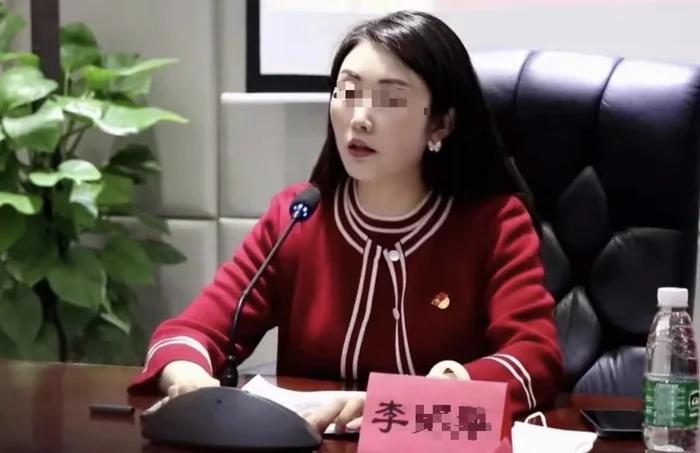【湖南一女干部被曝不雅聊天，官方通报：免职，立案】湖南一女干部被曝不雅聊天，内容