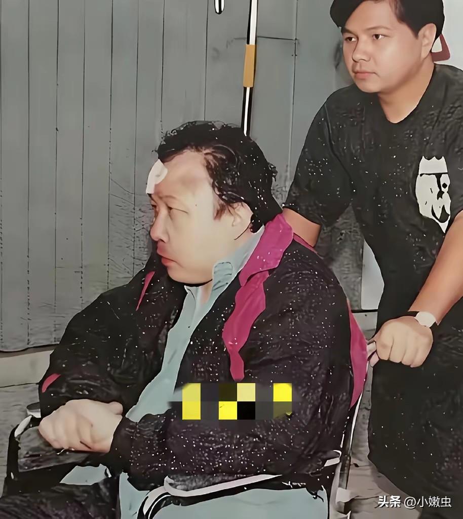 王晶现在讲话时不时要眨眼，不知道是不是放当年被打，留下后遗症。
王晶被称为烂片大