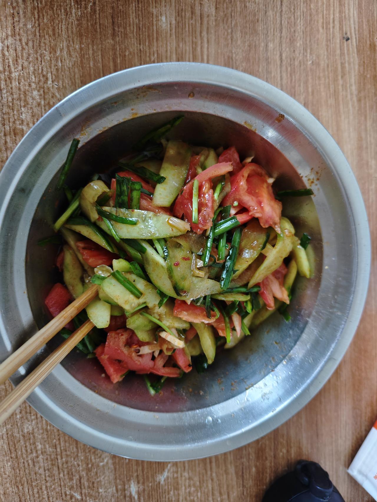 中午饭一个黄瓜一个西红柿三元钱，一个馒头一元，一顿饭就搞定了，我在江苏生活，说那