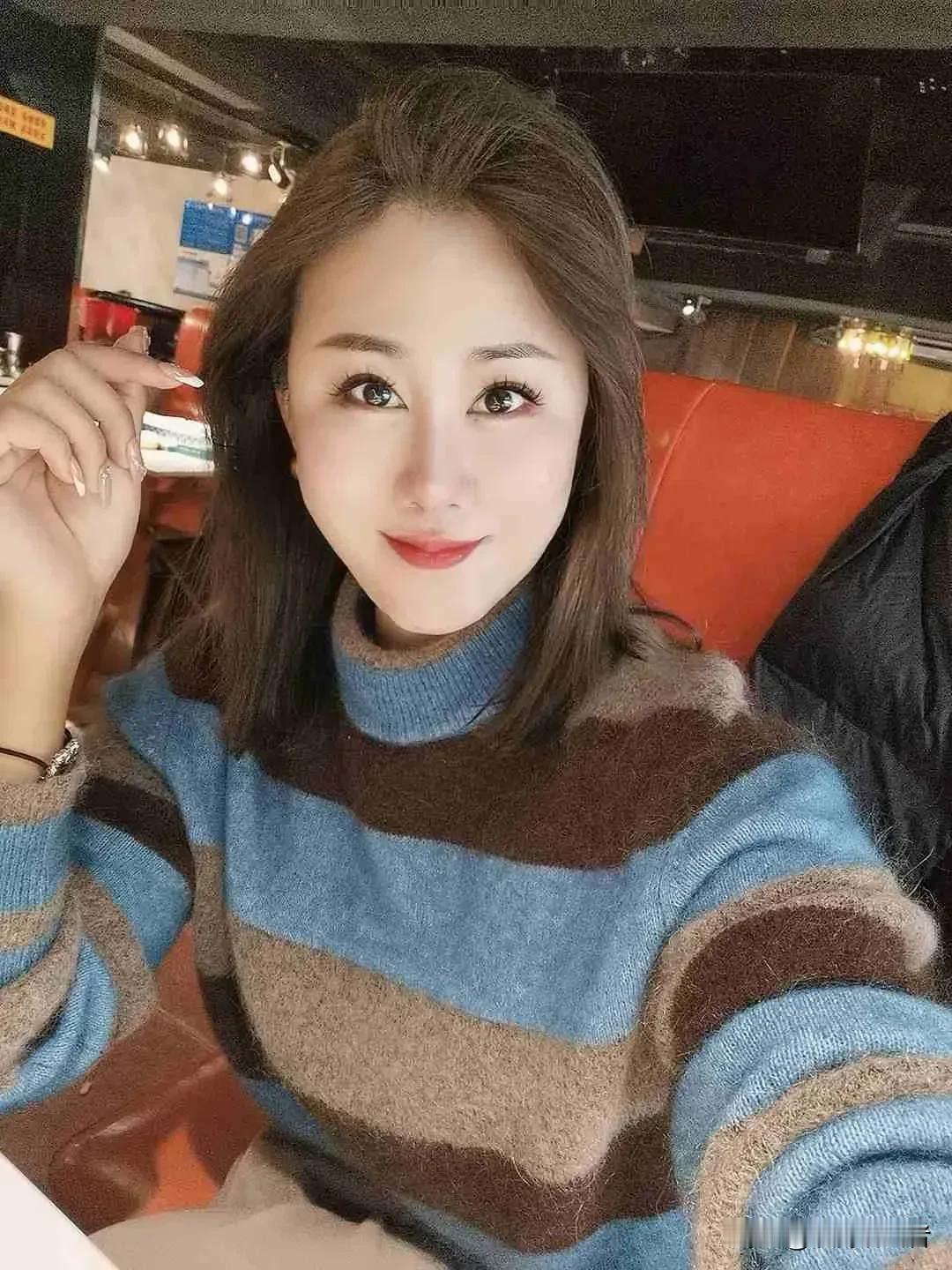冬日暖阳下的甜美自拍，暖心毛衣搭配温柔笑容