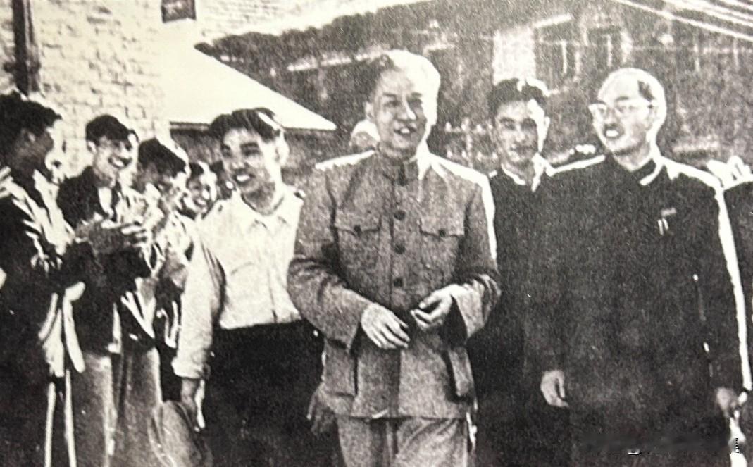 1955年5月16日，刘少奇同志视察清华大学，在校长蒋南翔（右一）的陪同下，深入