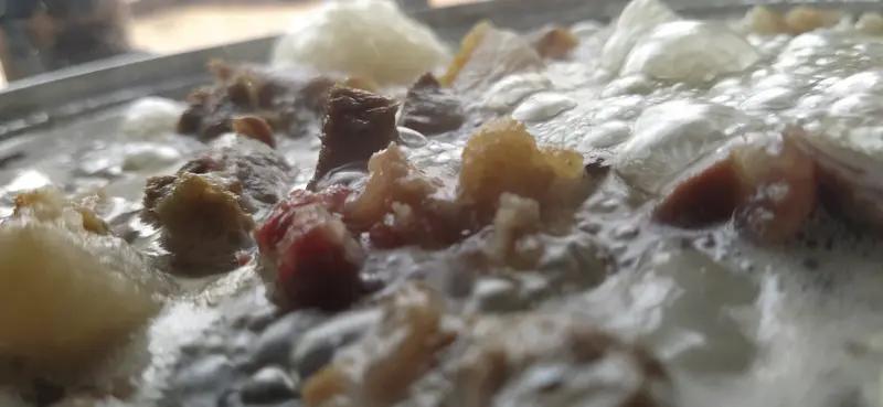 炖肉时那层浮沫，到底是营养精华还是脏东西，该不该撇，很多人为此争得面红耳赤。其实