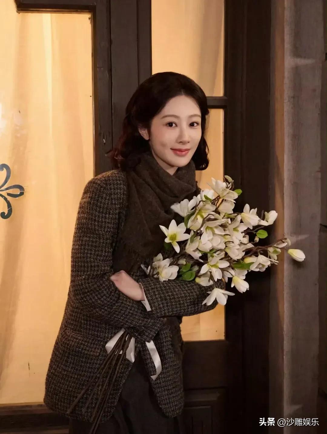 杨紫，人间清醒！

2月28日，当她顶着新剧《玉兰花开君再来》中“董竹君”那身温