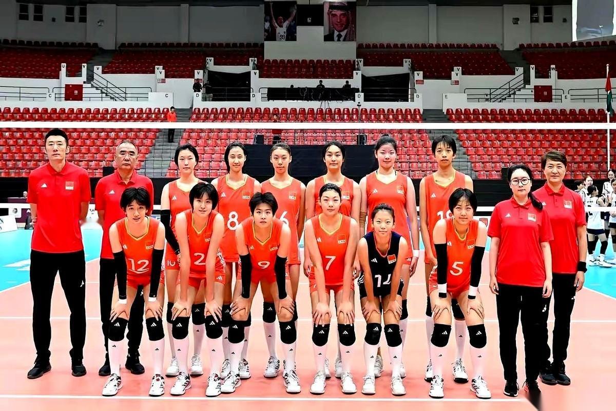 半夜刷到个消息，直接给我干精神了。
咱家U16的女排小姑娘们，杀进世锦赛了！
就