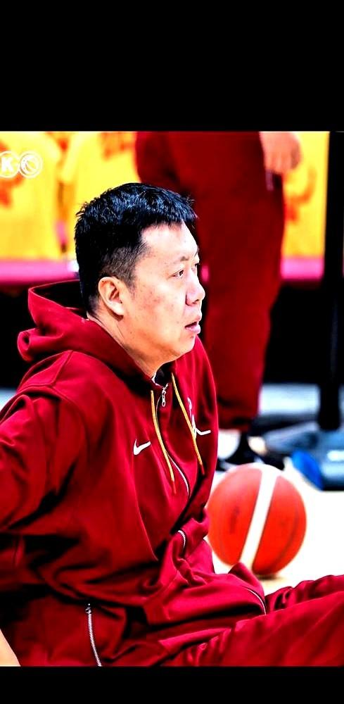 王治郅一句话，戳破了窗户纸：“我们现在连跟日本队身体对抗都不敢了。”

这话真不
