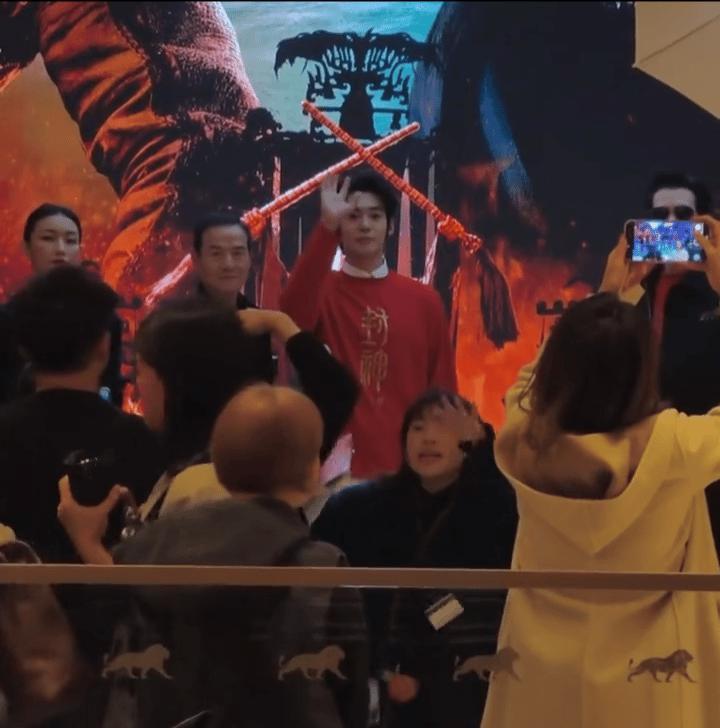 哎呀心软软，适适半举着手臂挥手，吴兴国老师看见了直接把他手臂托起来：举高点哇让后