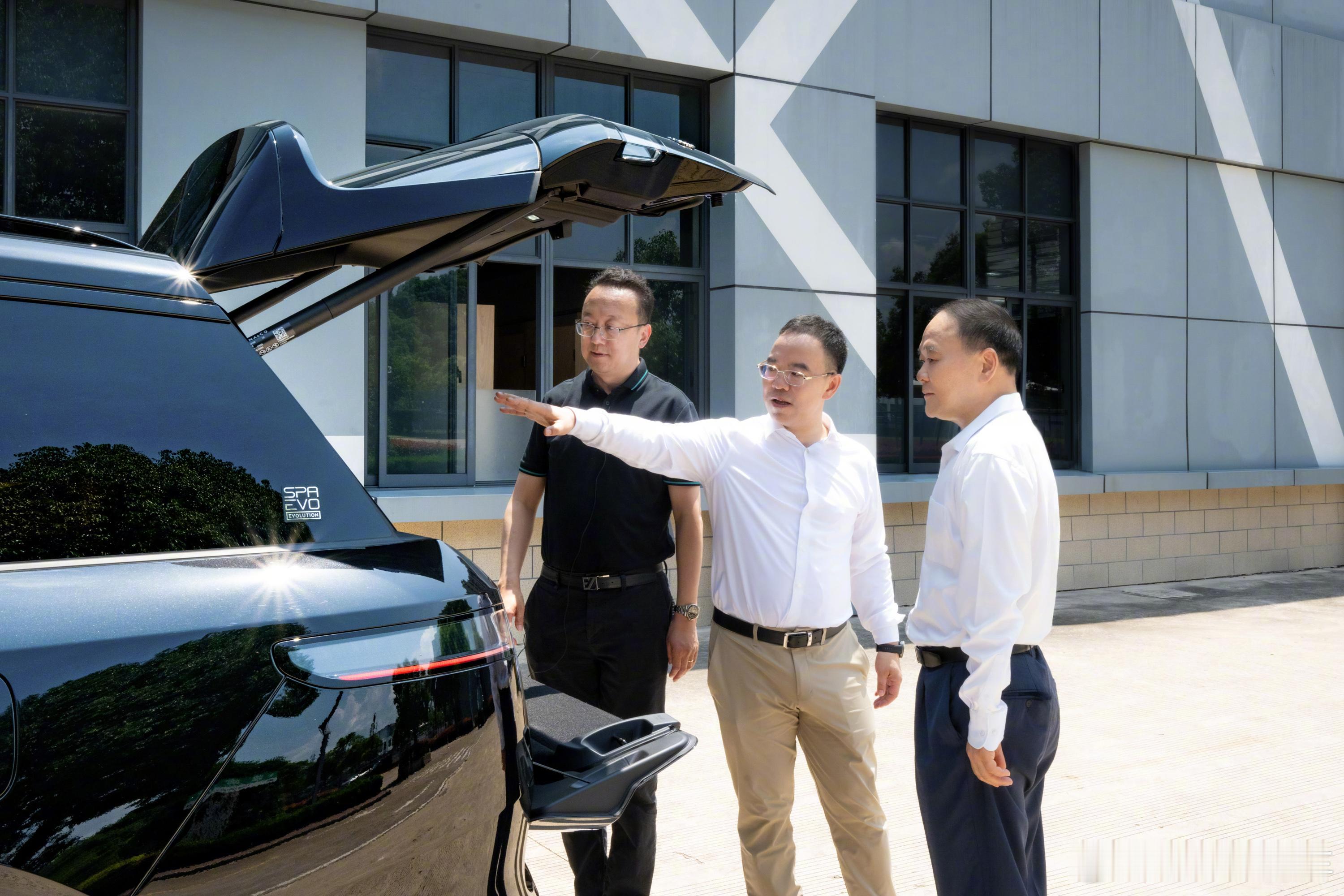 李书福示范全家出行的正确打开方式 领克全新旗舰车型大六座SUV领克900自4月2