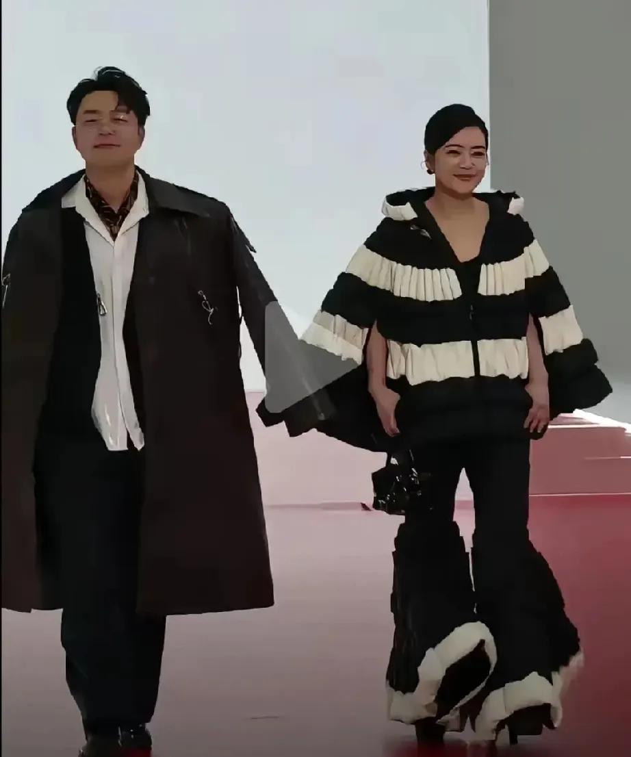 46岁陈辰，直接美上热搜！腾讯“星光大赏”红毯，她一袭黑白斗篷配喇叭裤霸气亮相，