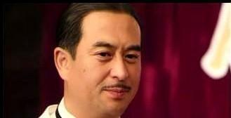张嘉益前脚给董洁办完发布会，后脚就把女一号换了人。
那天台上两人还肩并肩，他亲口