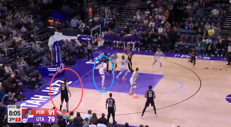 这是克林根站在外线的牵制力。。。。。。所以你上这种大中锋去打5out就很尴尬，因