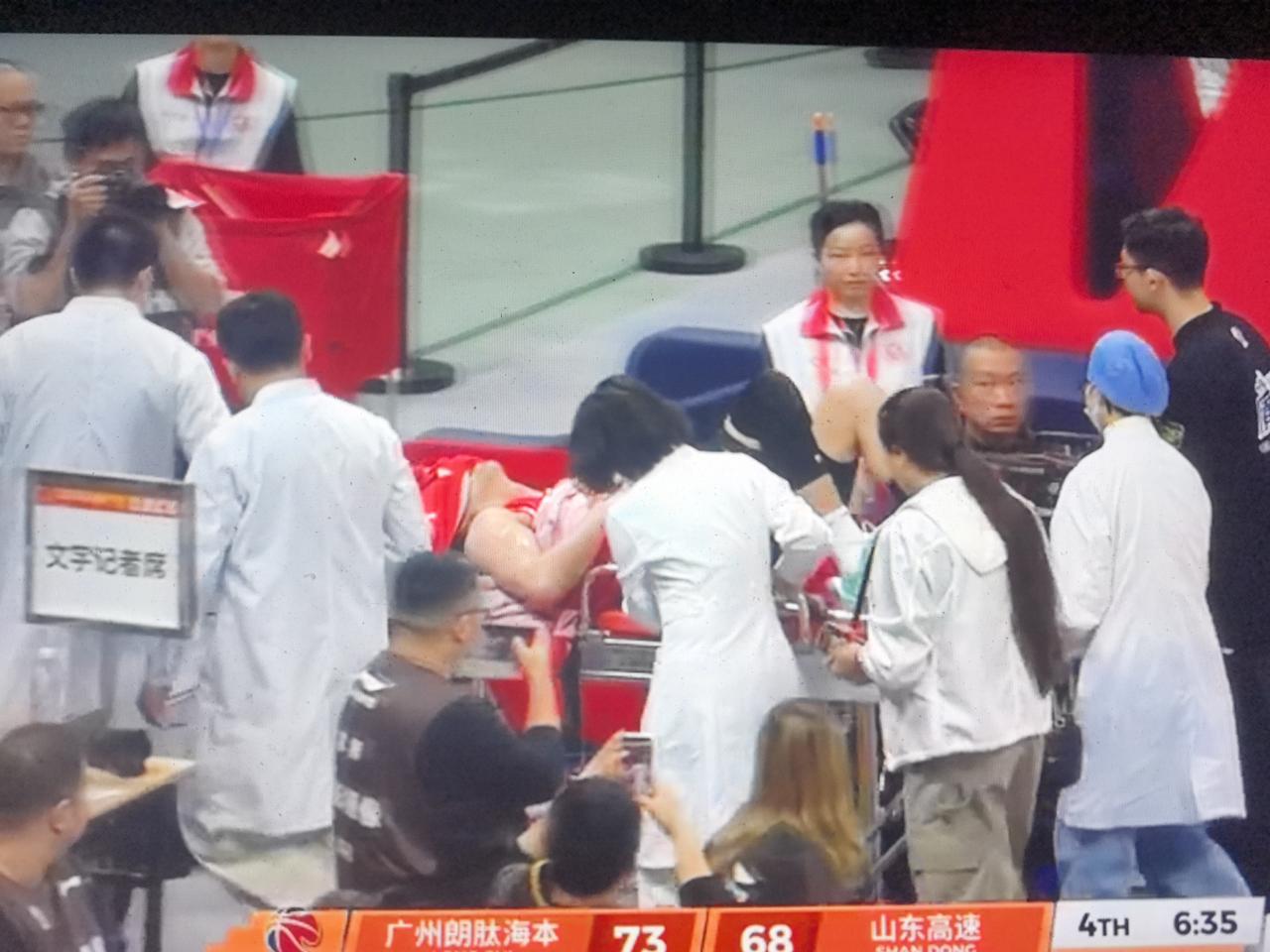 郭艾伦又伤了，广州龙狮队亏大了！
过完春节的首个主场比赛，郭艾伦在没有与对手激烈