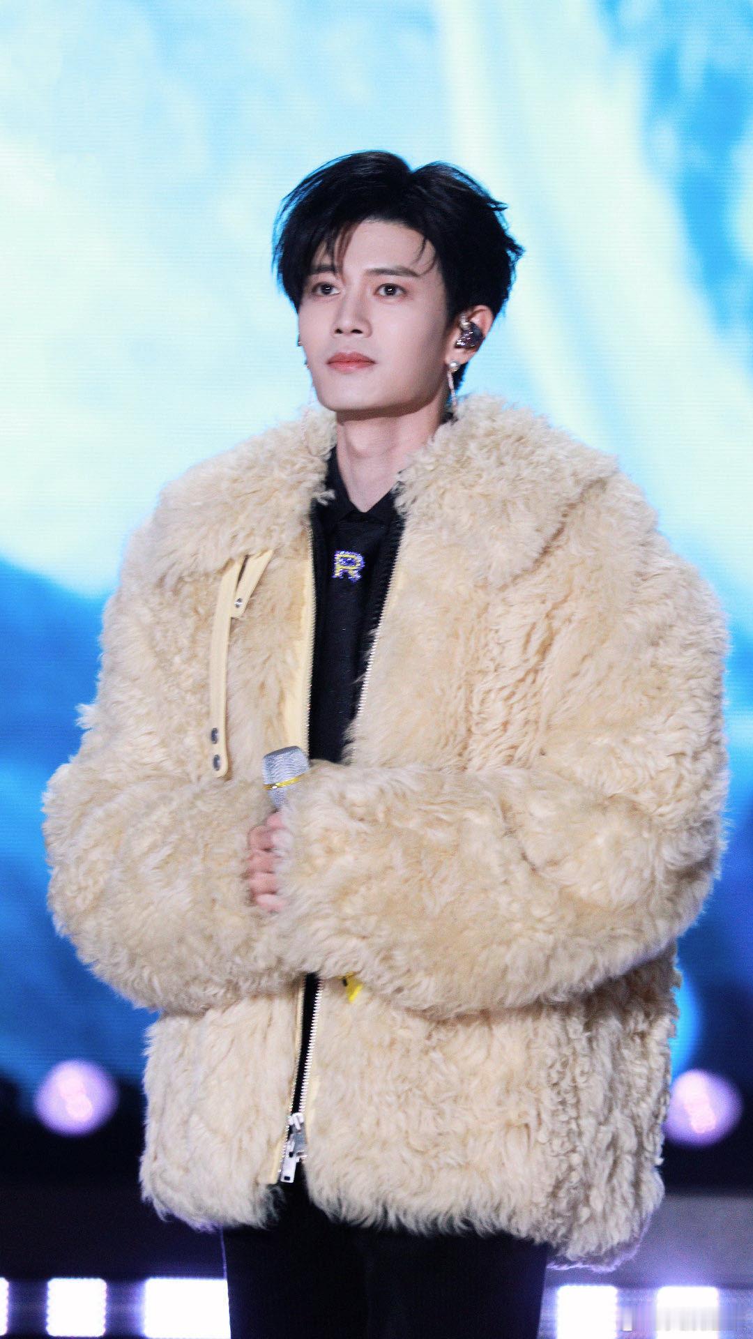 任嘉伦唱跳赛道杀伤力 任嘉伦唱跳，力量感与美感交织，帅气模样让人忍不住心动。 