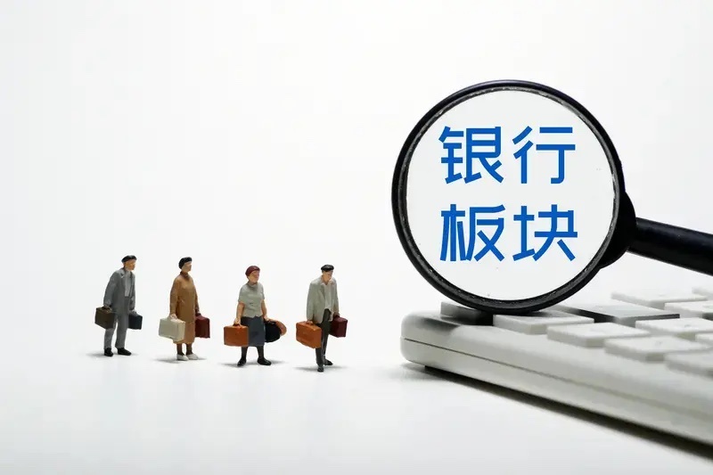 反弹了，力度似乎还不小，三大指数全部大涨实现阳包阴，怎么看都是强势反弹的形态，那