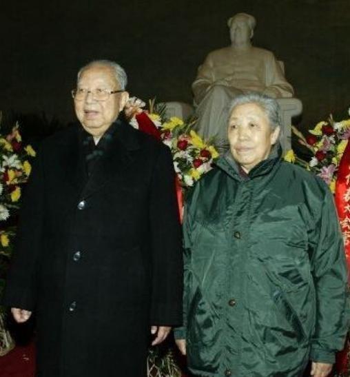 2007年华国锋想去毛主席纪念堂祭拜，遭到家人极力拦阻，华国锋无奈表示这是他最后