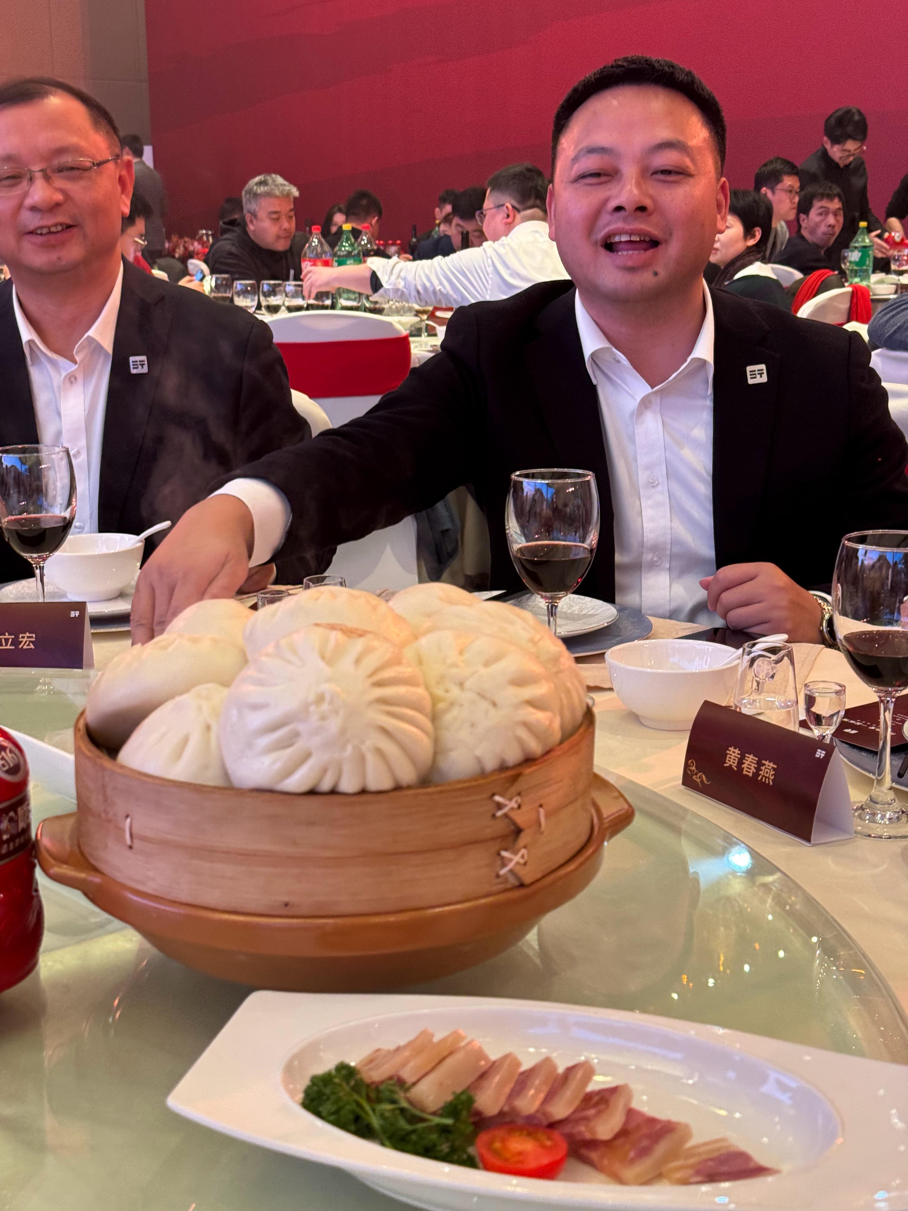 这大肉包和纵横这车的气质简直是一样包子是生怕你吃不饱造车是生怕配置你不够用……中