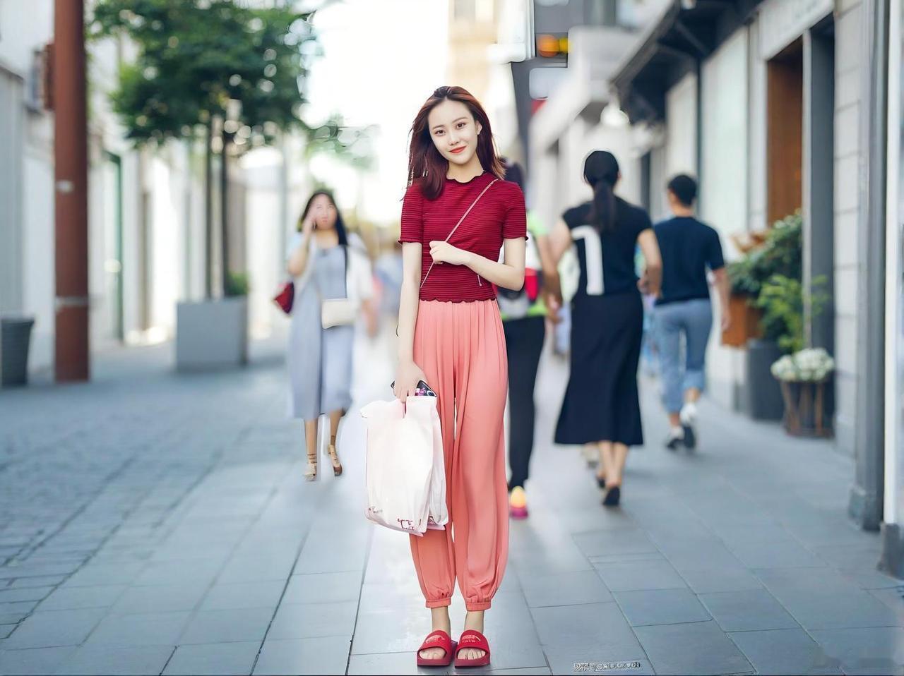 不知大家发现了没有，今年夏天，满大街的女人，都不怎么穿裙子了。
不管年轻的，还是