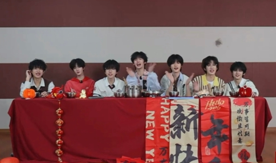 妈呀李煜东真的头好小啊，我看到一直在感叹，完全是天生爱豆 