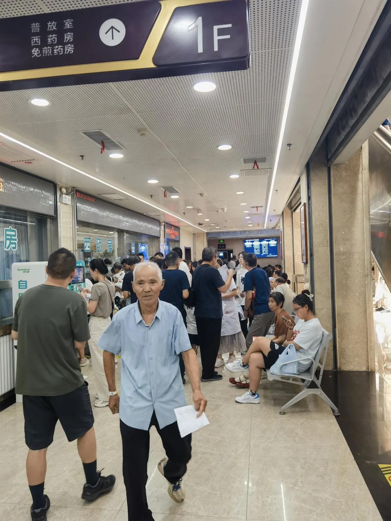 今天是周一，位于咸阳市的陕西中医药大学附属医院依然有很多冒着高温就医患者很多，祝
