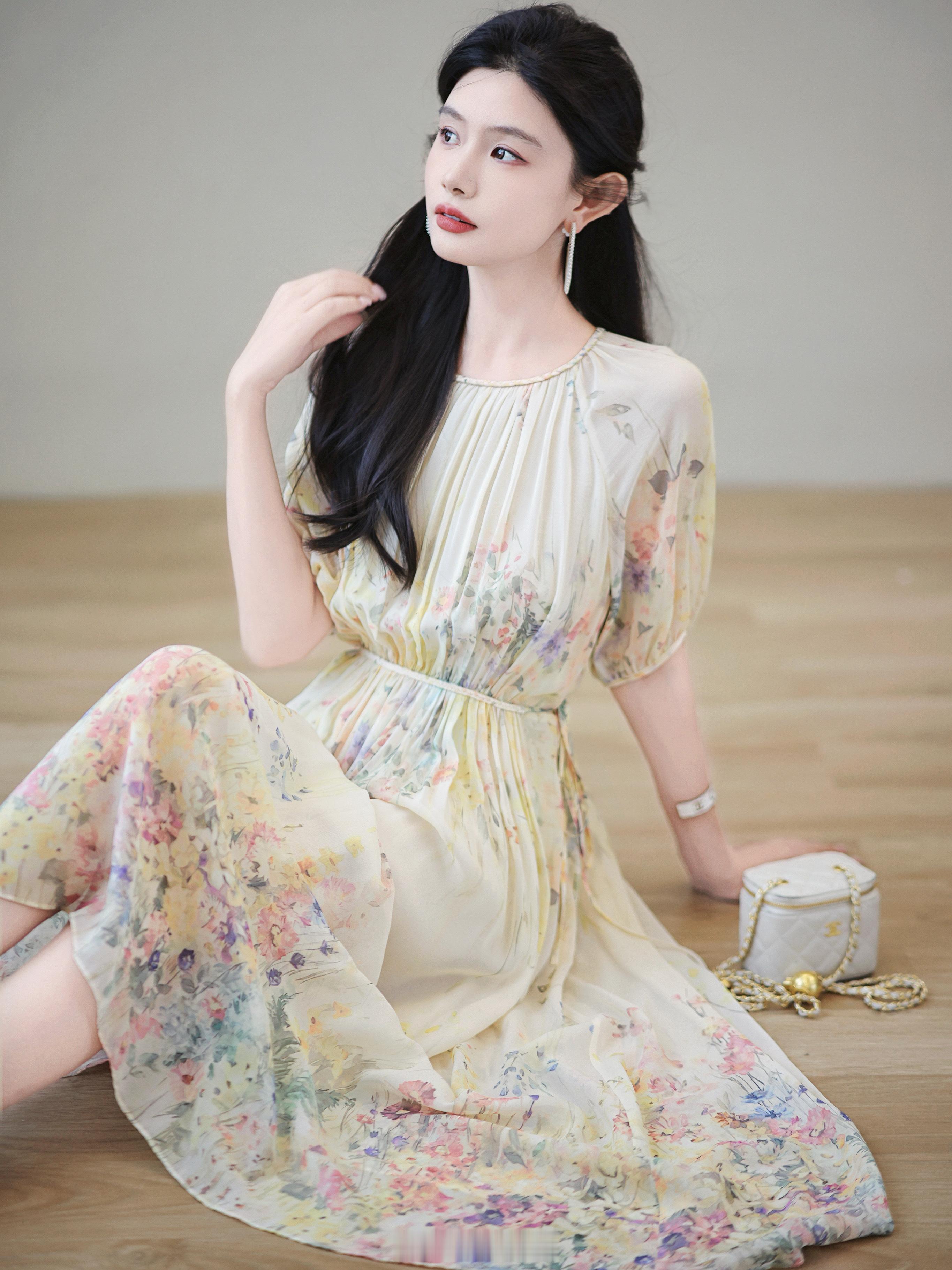 这就是仙女们都爱的裙子嘛！定位印花直接把氛围感拉满啊啊还是100真丝！我将永远为