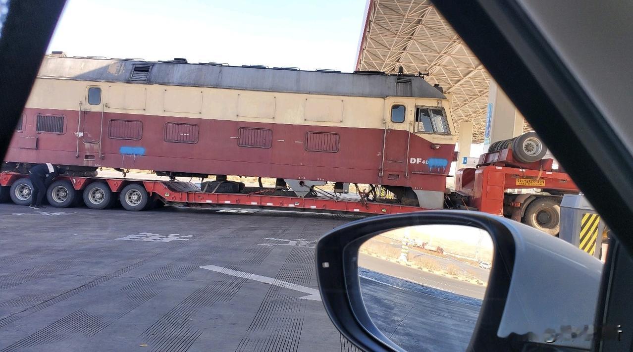 小时候，看到的公路上跑火车，可能不是错觉！

公路列车在澳大利亚，加拿大，美国很