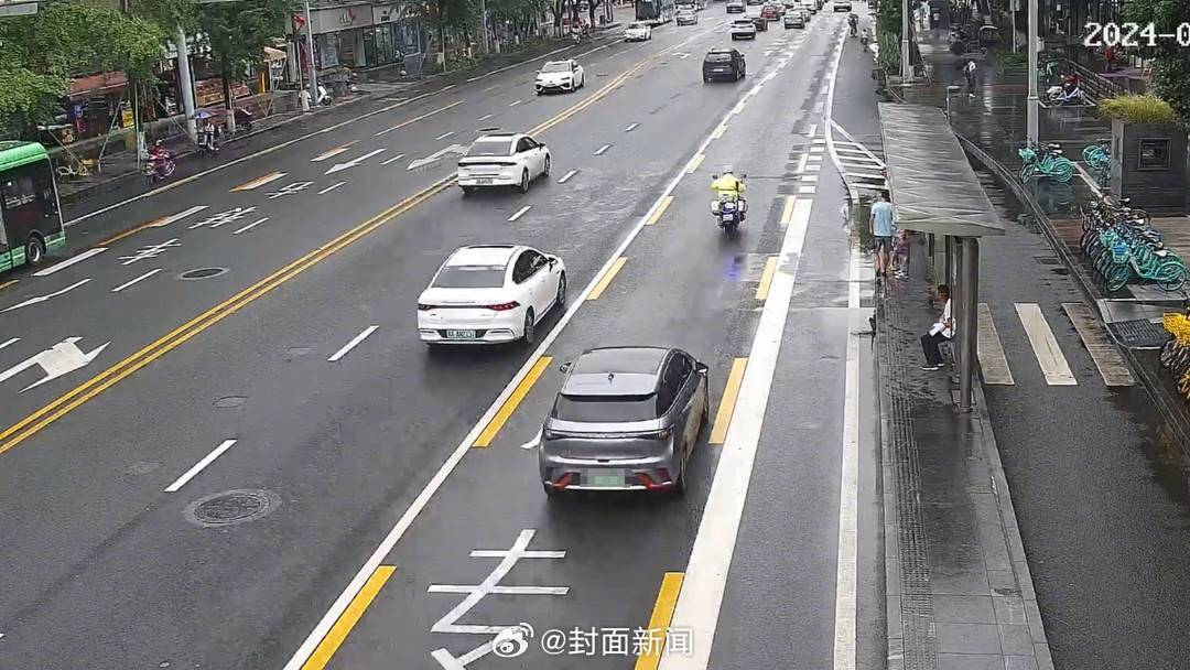 【#幼儿高烧晕厥抽搐交警紧急送医#】#看见正能量#近日，四川成都。一名幼儿持续高