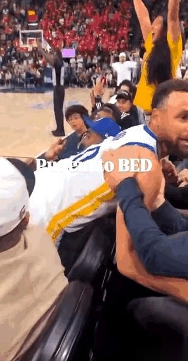 库里又在赛场上玩起了这种“不回头”的疯子行径。
三分线外起跳，球刚脱手划出一道弧