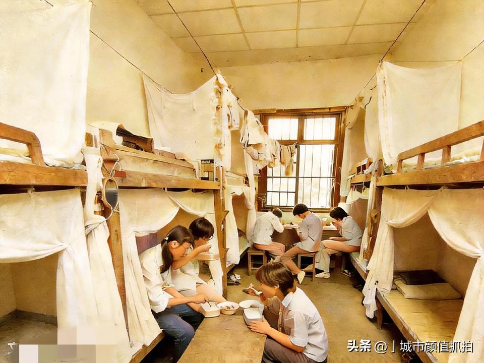 见过这种大学宿舍的人，今年都该退休了吧？70年代的女大学生宿舍，没有手机、没有空