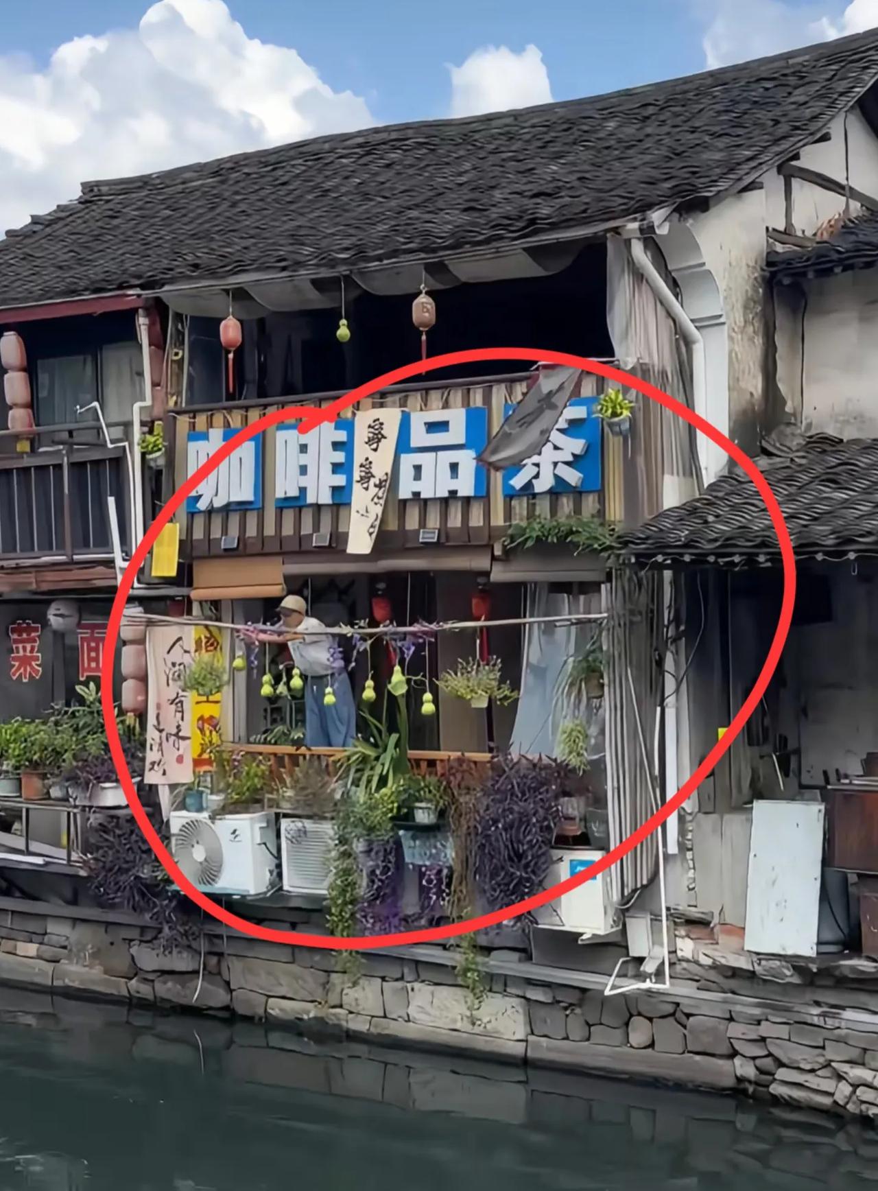笑死了，
绍兴居然出了个盗版“葫芦爷爷”，位置还就在正版葫芦爷爷的隔壁！

他连