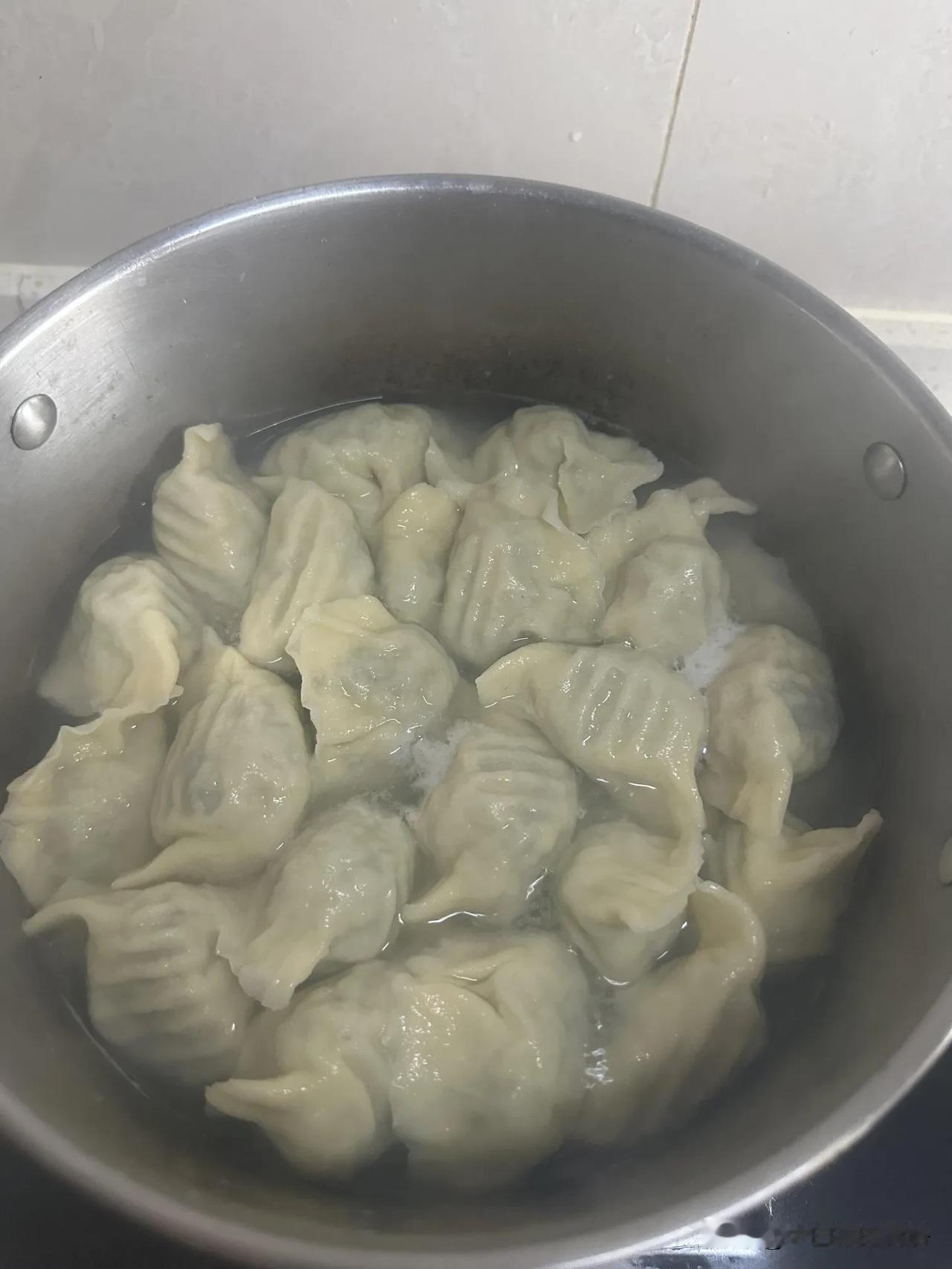 这种带印的饺子，还得说是河南人爱惨了！在河南，热气腾腾的带盖帘印饺子端上桌，谁能