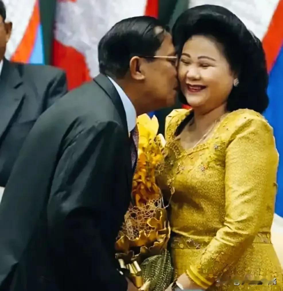 柬埔寨的洪森亲王夫妻在公共场合十分亲密，又是拥抱又是吻脸。
法国总统马克龙夫妻在