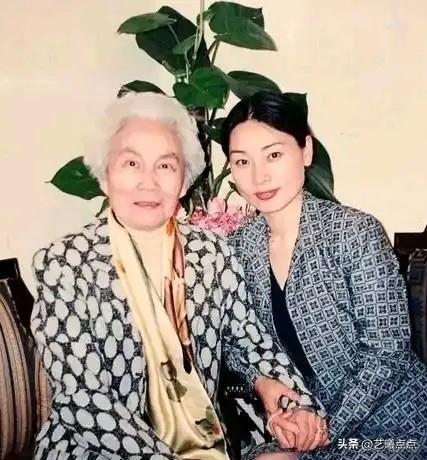 越剧梨园薪火，代代相传。
白发长者创立了清脆明亮、悦耳动听的“陆派”艺术流派；