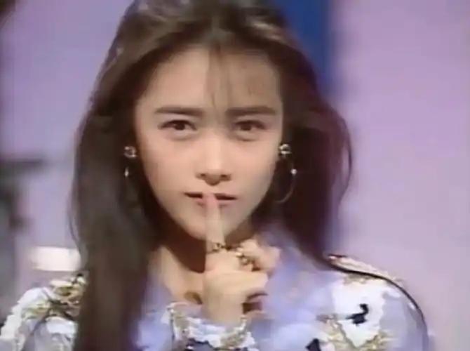 工藤静香到底凭什么让两个时代顶流男神为她甘愿沉沦？
 
没人能想到她的前任是摇滚