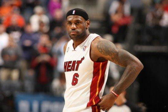 【MVP榜：詹皇完美表现反超阿杜居首】北京时间12月29日，NBA官网公布了新一