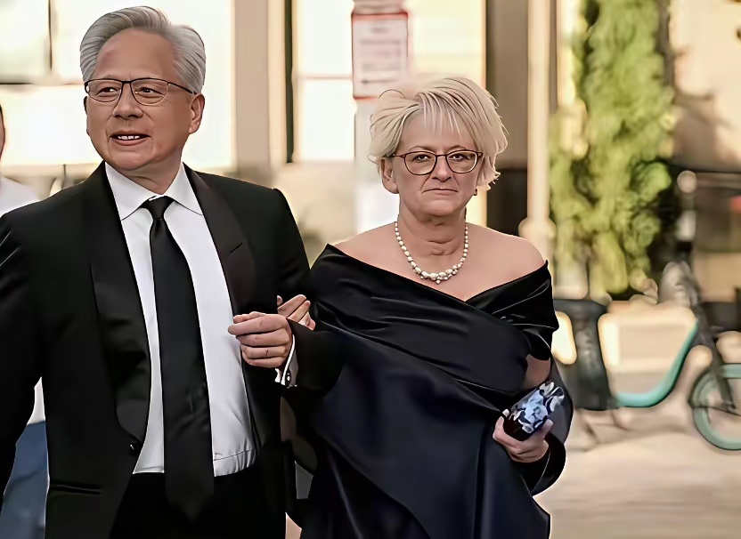 华人首富黄仁勋，很多人感慨他最大的遗憾，不是妻子容颜变化，而是他的子女彻底被西化