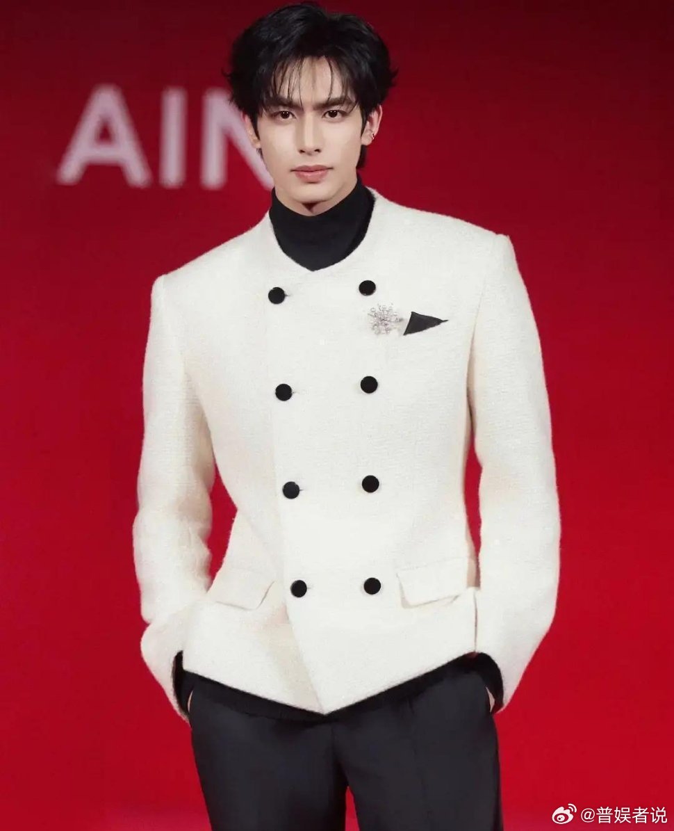 宋威龙想结婚的心思挺明显的，现在他团队这边一个劲地给他洗脑，想让他以事业为重，别